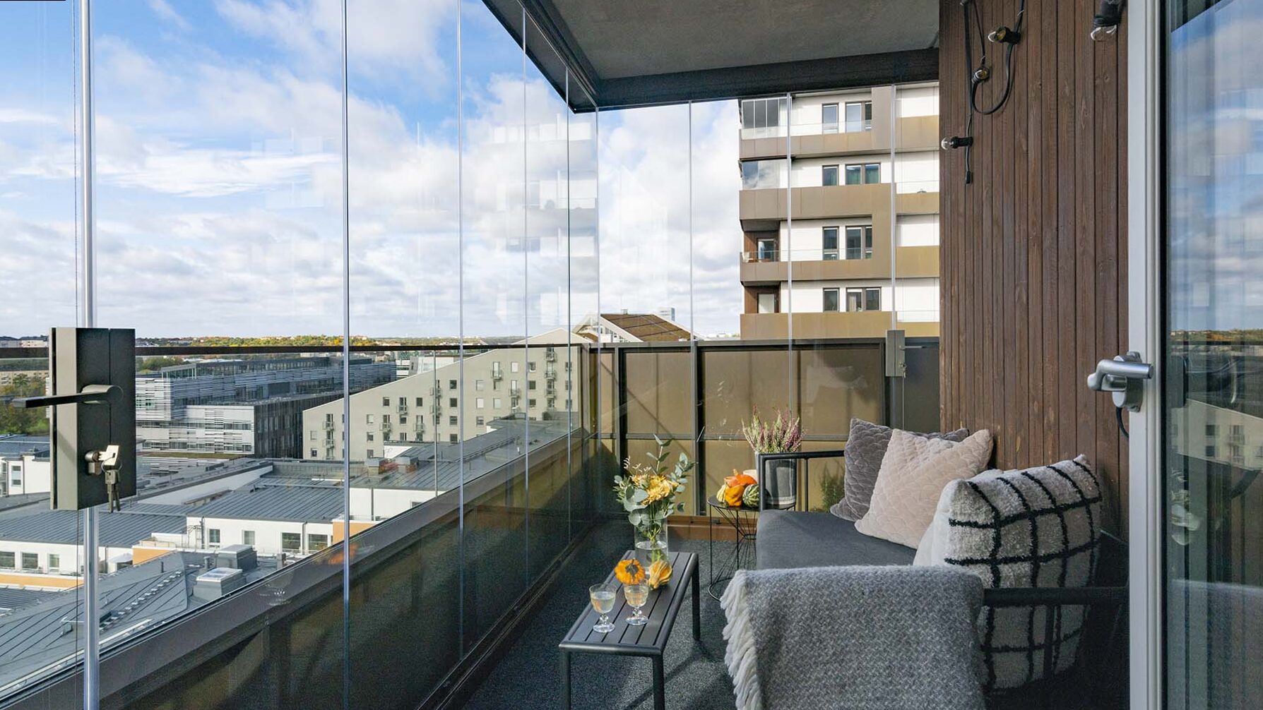 Apartment in an old isolated? Find out which balcony closing system is most suitable